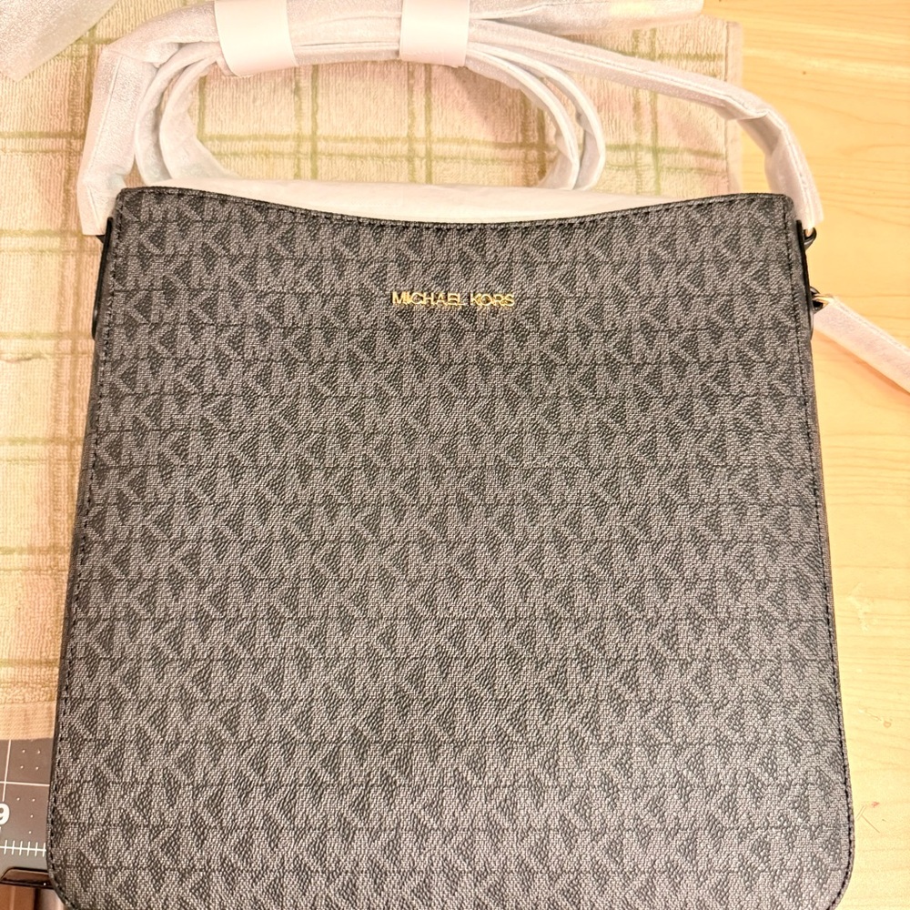 Michael Kors Monogram Black and Gray Crossbody Bag

“JET SET TRAVEL”